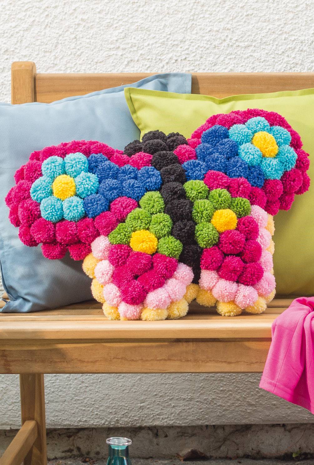 Bunter Pompon-Schmetterling, handgemacht, modisch, knallig, DIY-Style, ideal für dekorative Akzente.