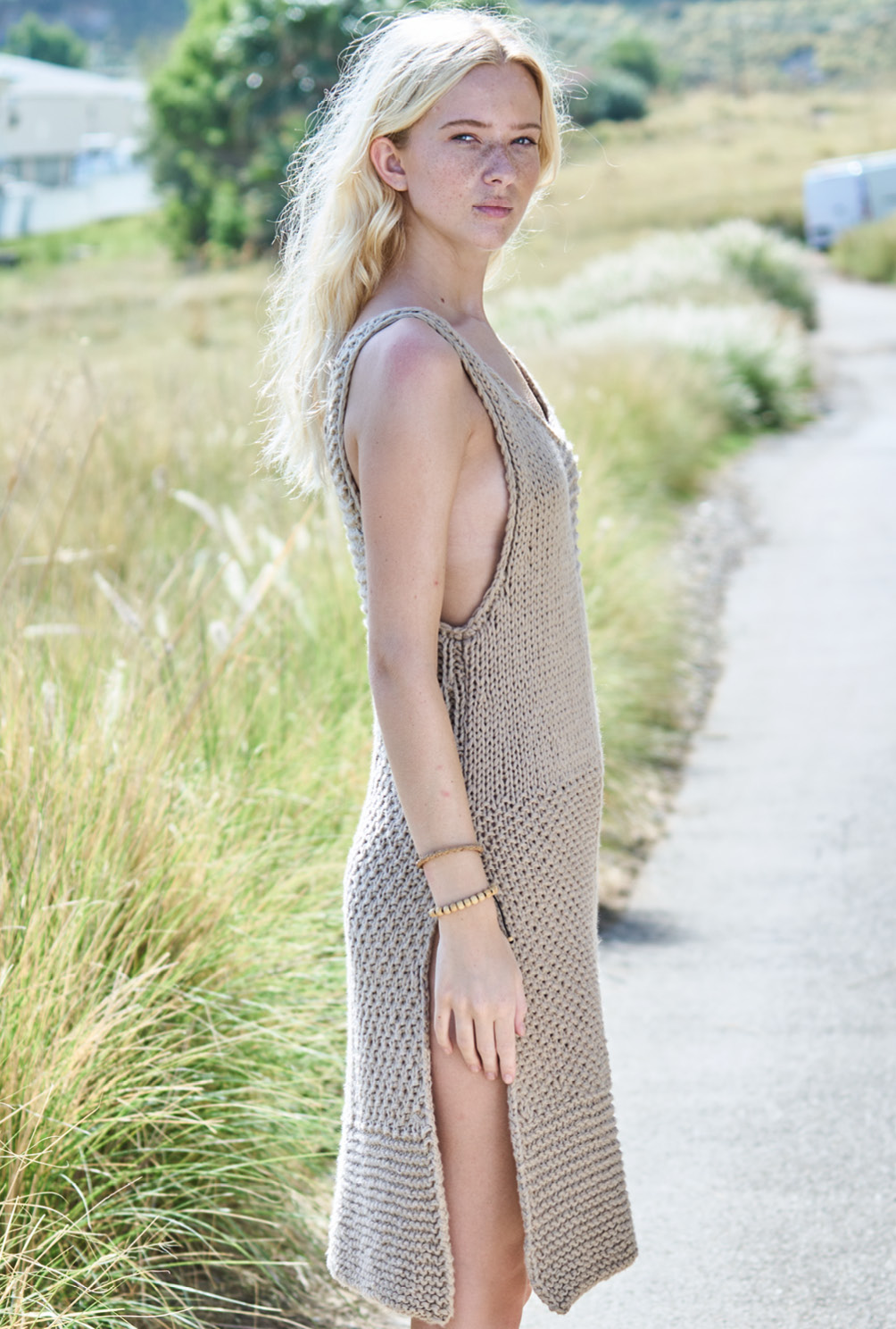 Modellansicht Bild 5: Kleid mit Seitenschlitzen