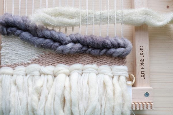 Handgewebtes Design mit Wolltönen; creme und grau, weiche Strukturen, robustes Gewebe. DIY, handmade.