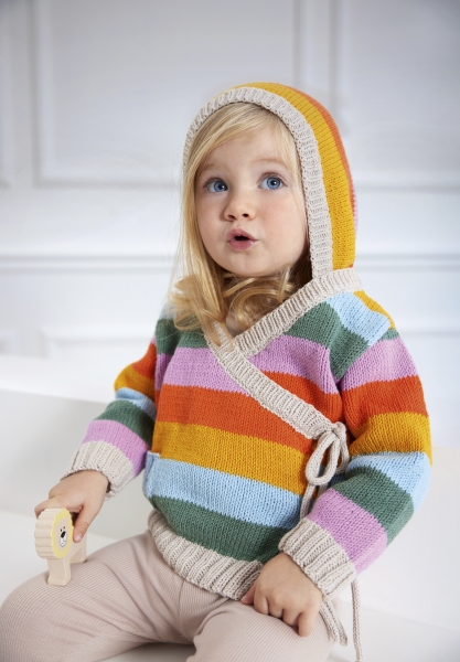 Handgestrickter Kinder-Hoodie, bunte Streifen, Wickelschnitt. Modisch, handgemacht, DIY-Charme.