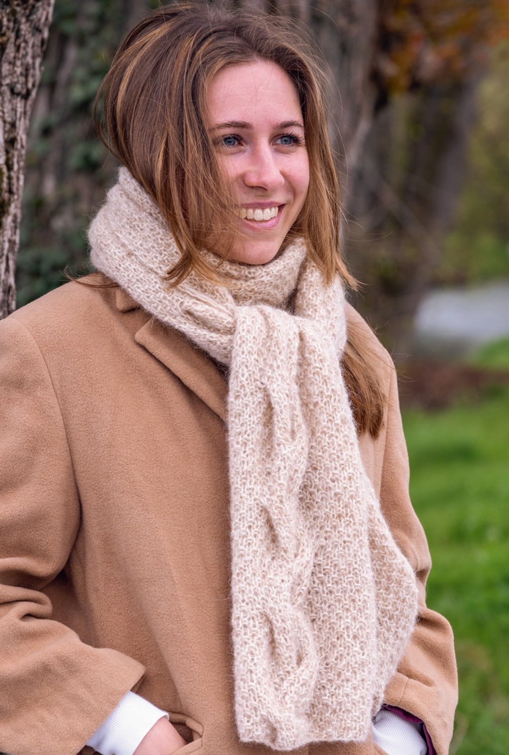 Modellansicht Bild 4: Strickset aus Mütze und Schal in Beige im Zopfmuster