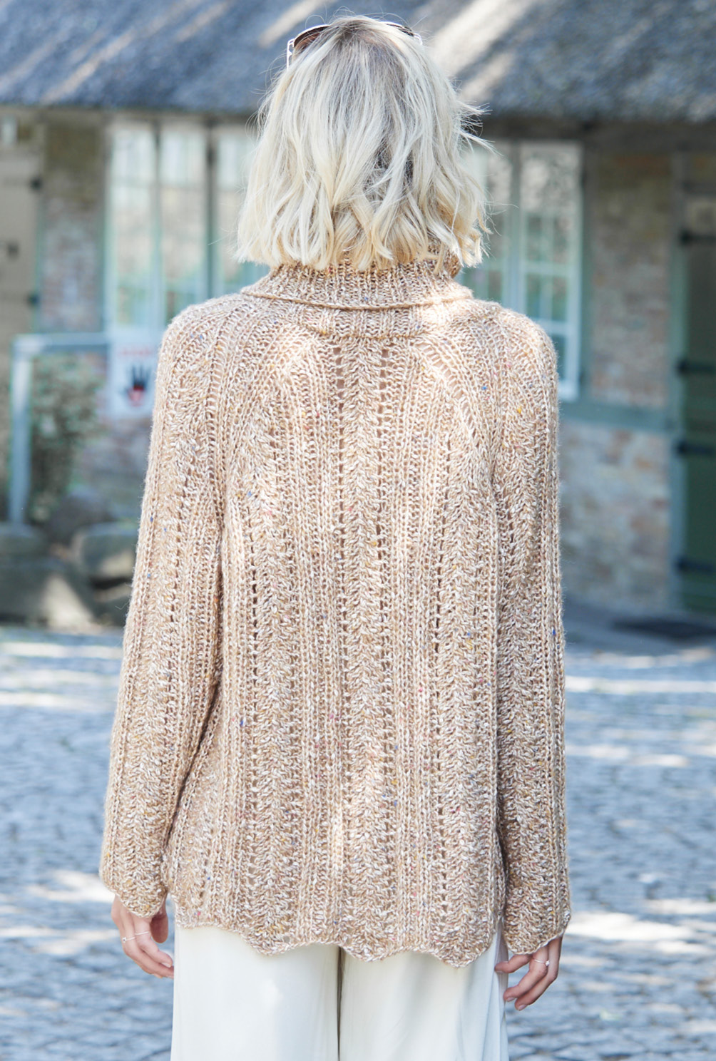 Modellansicht Bild 4: Pulli im Wellenmuster in Karamellbeige