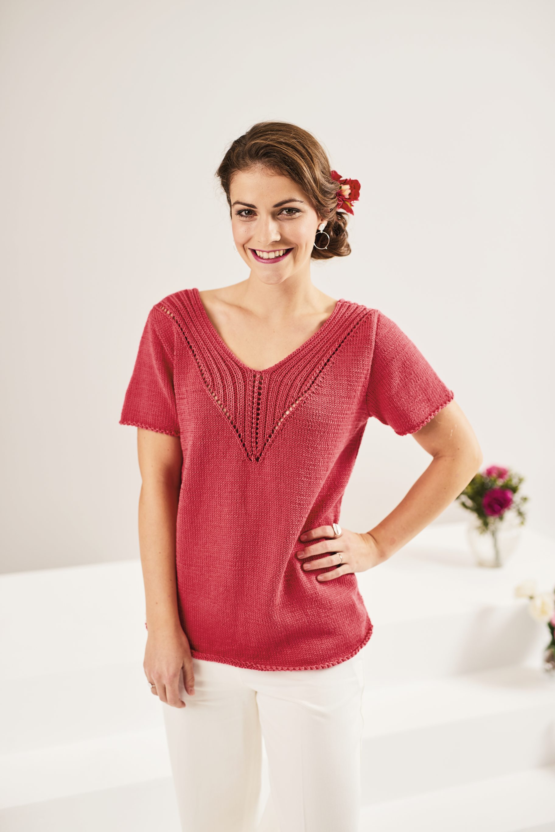 Roter V-Ausschnitt-Pullover, handgestrickt, mit feinem Muster. Modisch, locker, stilvoll.