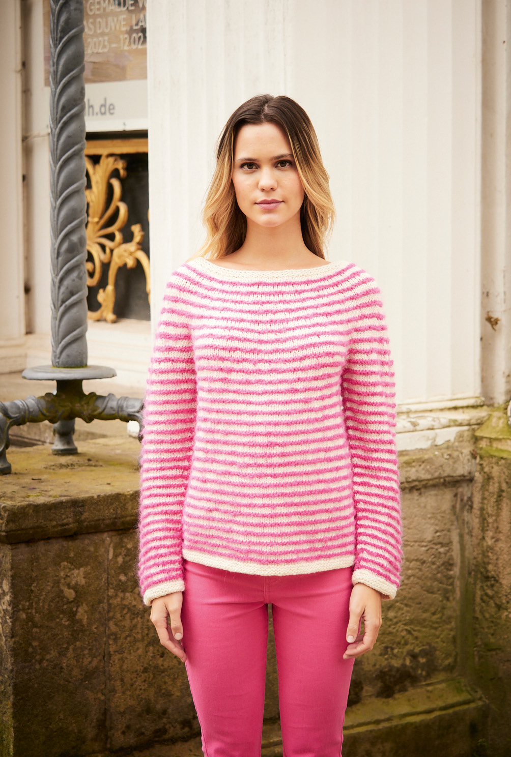 Modellansicht Bild 2: Rundpassenpulli mit weißen und pinkfarbenen Streifen