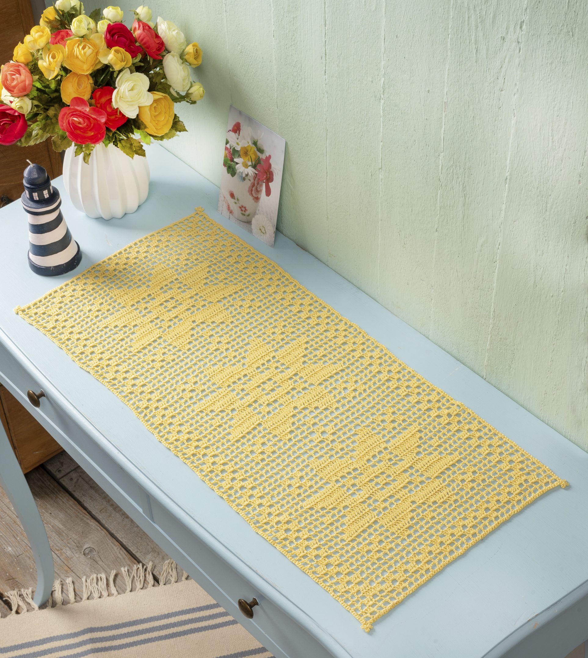 Gelbe, handgemachte Tischdecke mit filigranem, geometrischem Muster. Stilvoll und einzigartig.