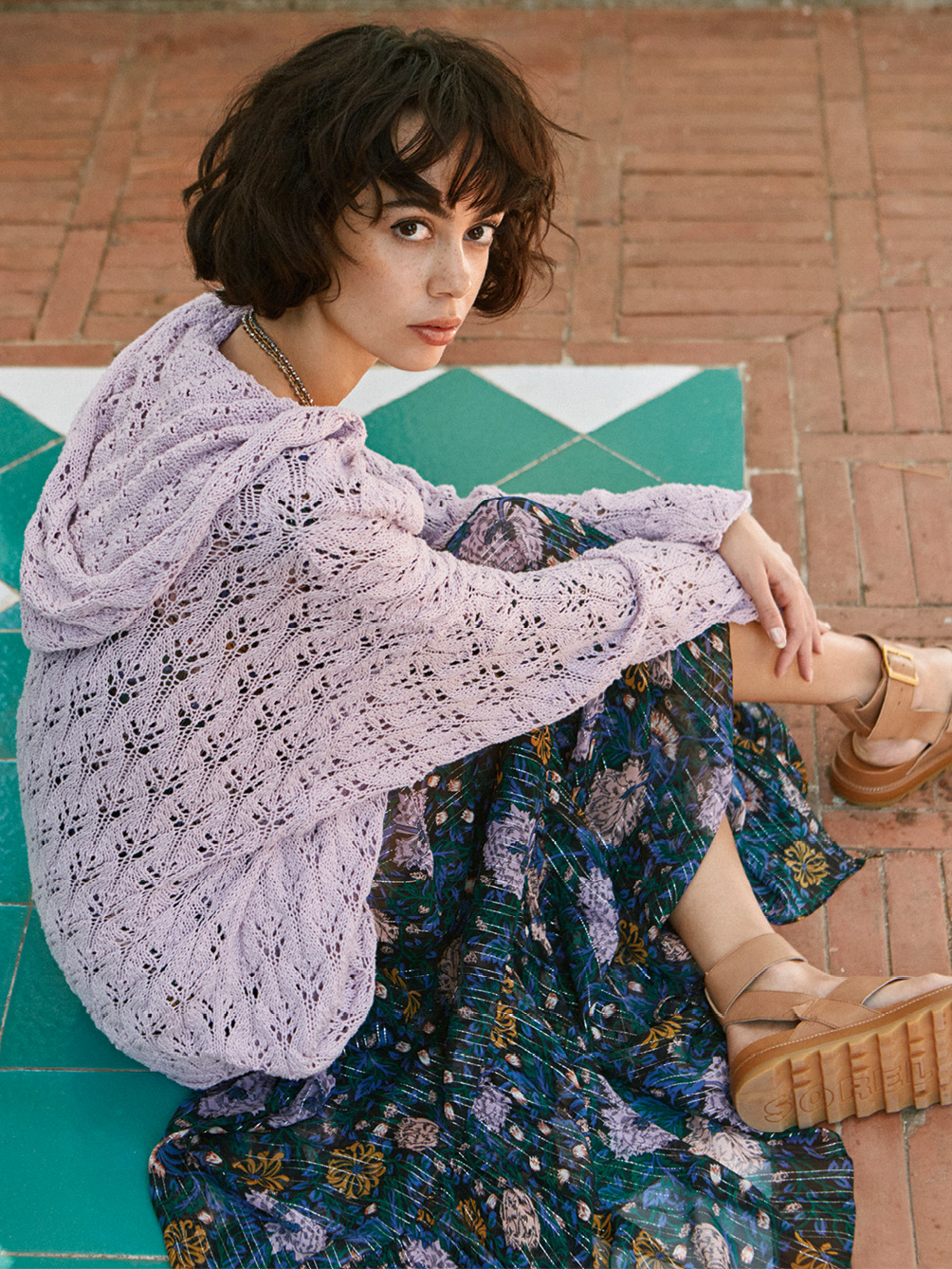 Modellansicht Bild 1: Romantischer Wickelhoodie im transparenten Ajourmuster