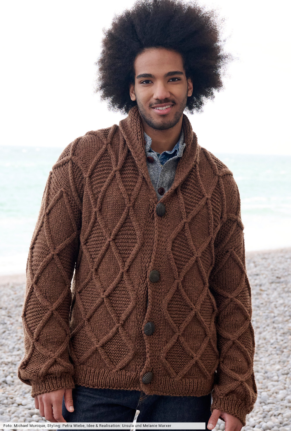 Modellansicht Bild 2: Cardigan mit Schalkragen