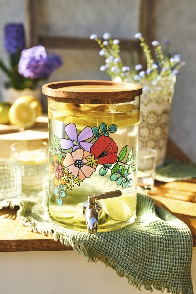 Modisch gestalteter Glasbehälter mit buntem Blumendesign, DIY-Stil, auffälliger Holzdeckel, handgemacht.