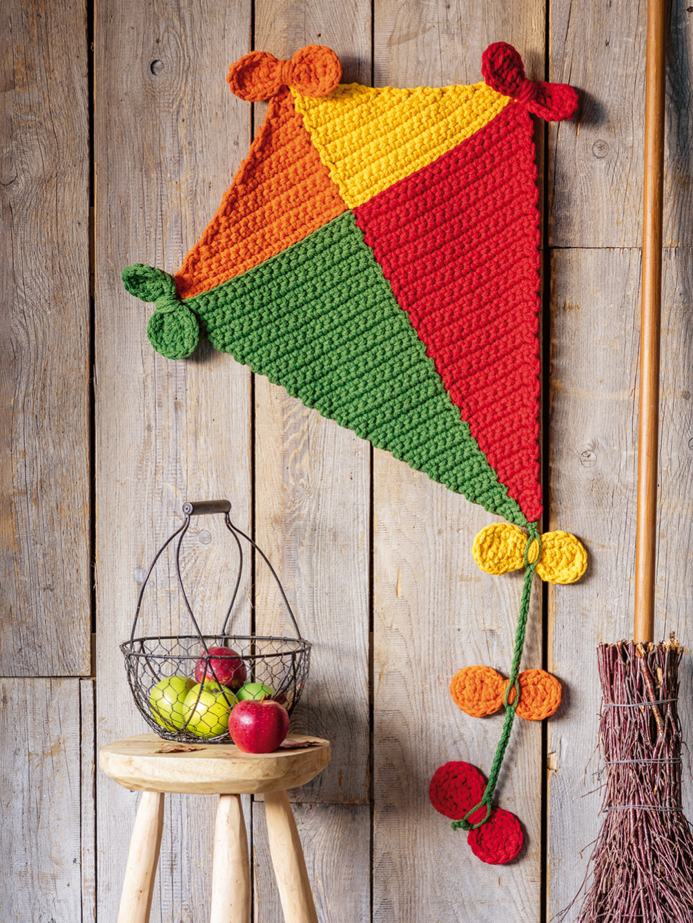 Gehäkelter bunter Herbst-Drachen und Mobile mit Drachen und Schirmchen Modellansicht Bild 1: Gehäkelter bunter Herbst-Drachen und Mobile mit Drachen und Schirmchen