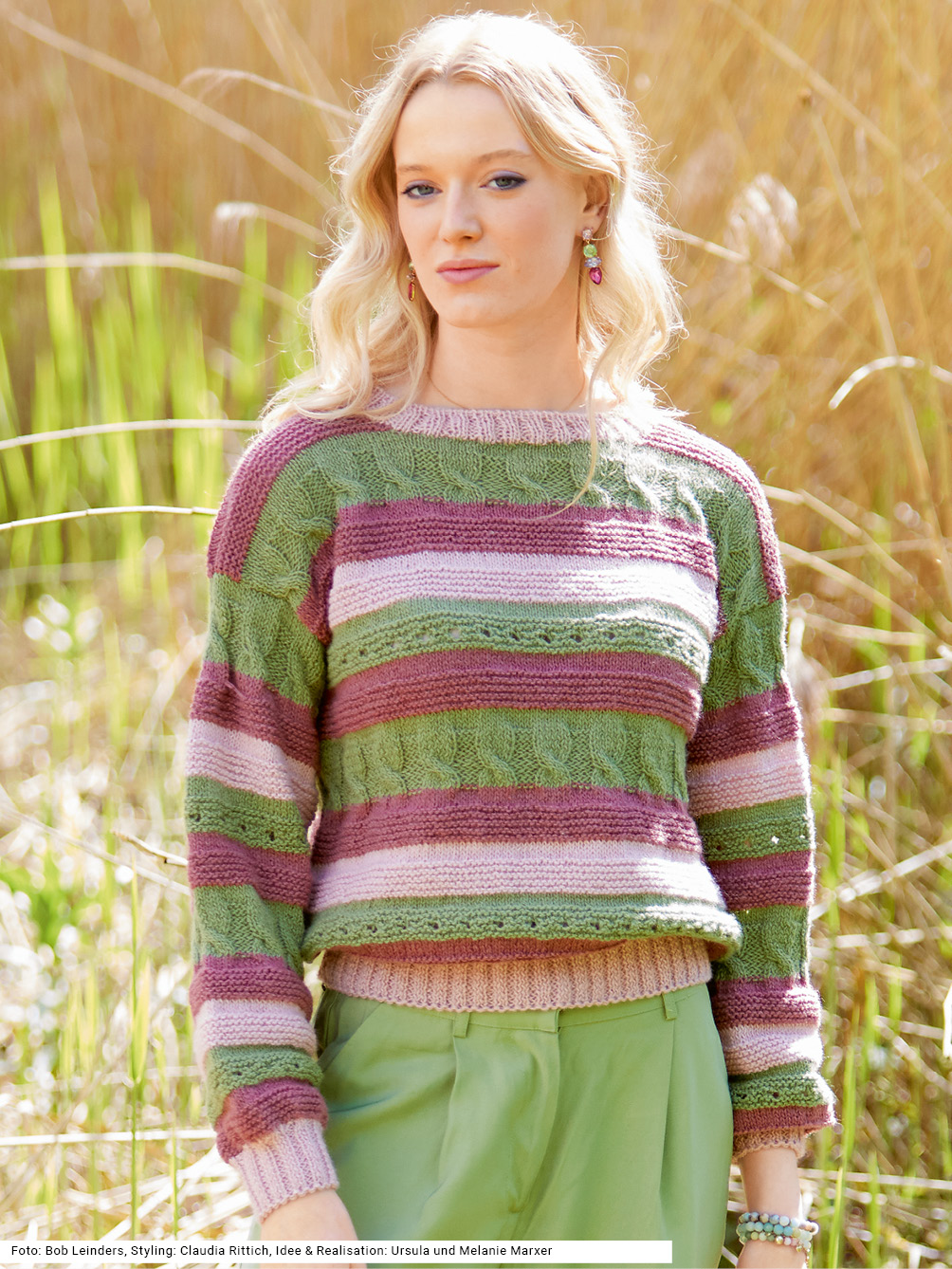 Modellansicht Bild 1: Pulli mit unterschiedlichen Mustern in Rosé, Burgunderrot und Schilfgrün