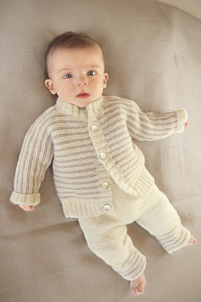 Handgemachtes Set in Creme, gestreifter Pullover mit Knöpfen, warme Hose. Modisch, gemütlich, DIY.