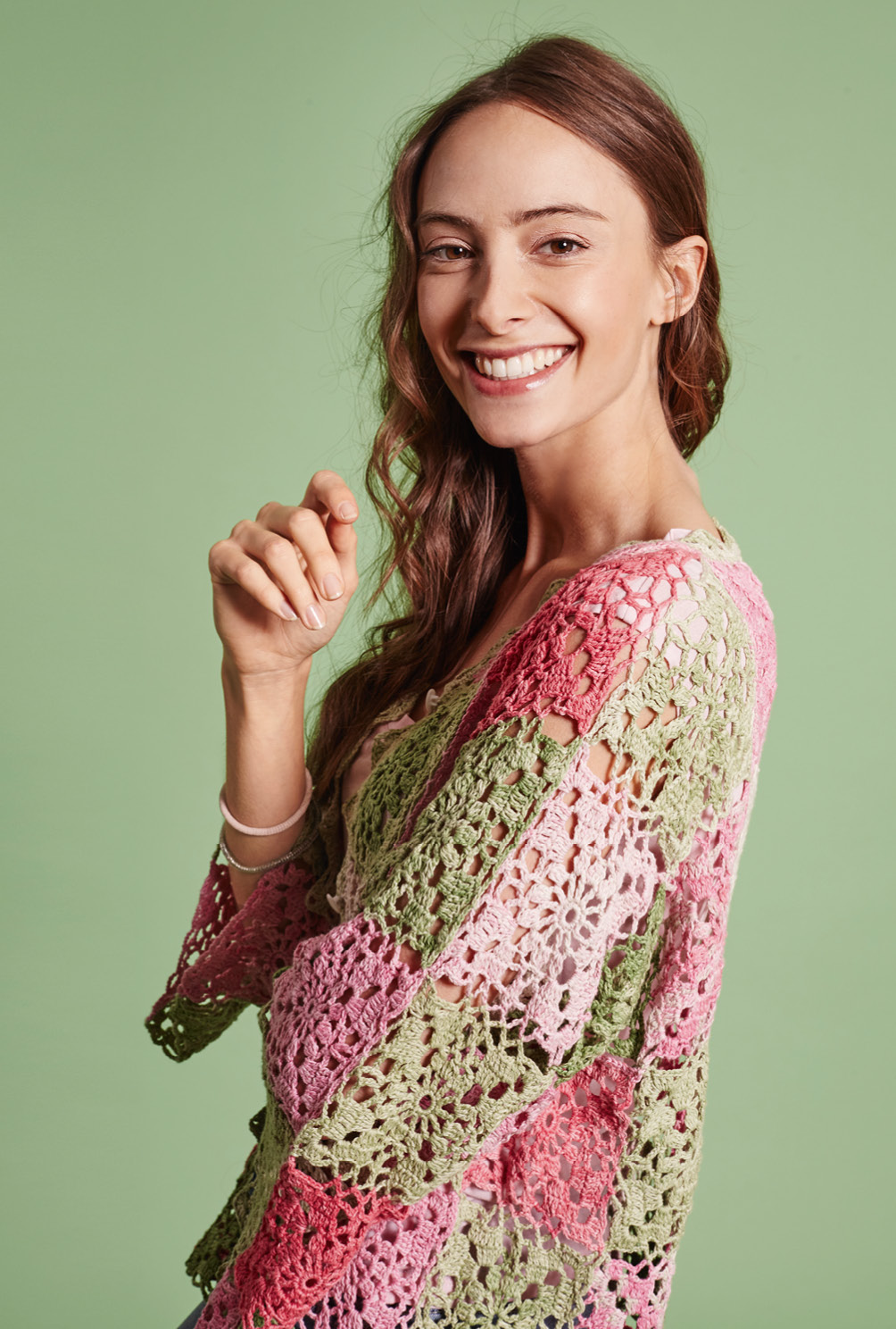 Häkeljacke "New Romance" aus Granny-Squares mit Farbverlauf in Rosé und Grün