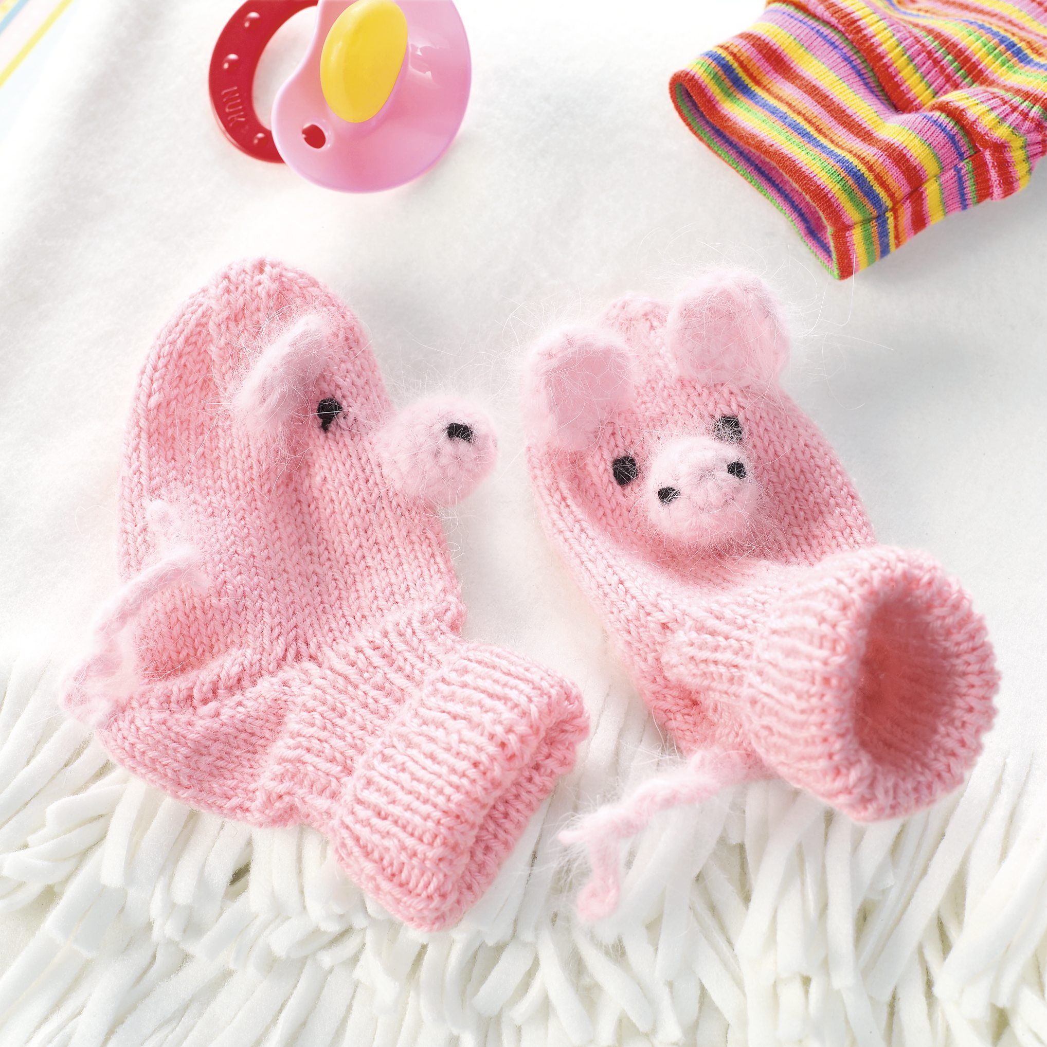Rosa handgemachte Fäustlinge mit Tiergesicht, warmes Strickmuster; perfekt für Babys, niedlich und kreativ.