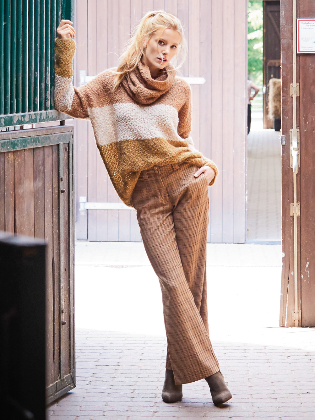 Modellansicht Bild 1: Pulli mit Blockstreifen und Loop in Curry, Sand und Braun
