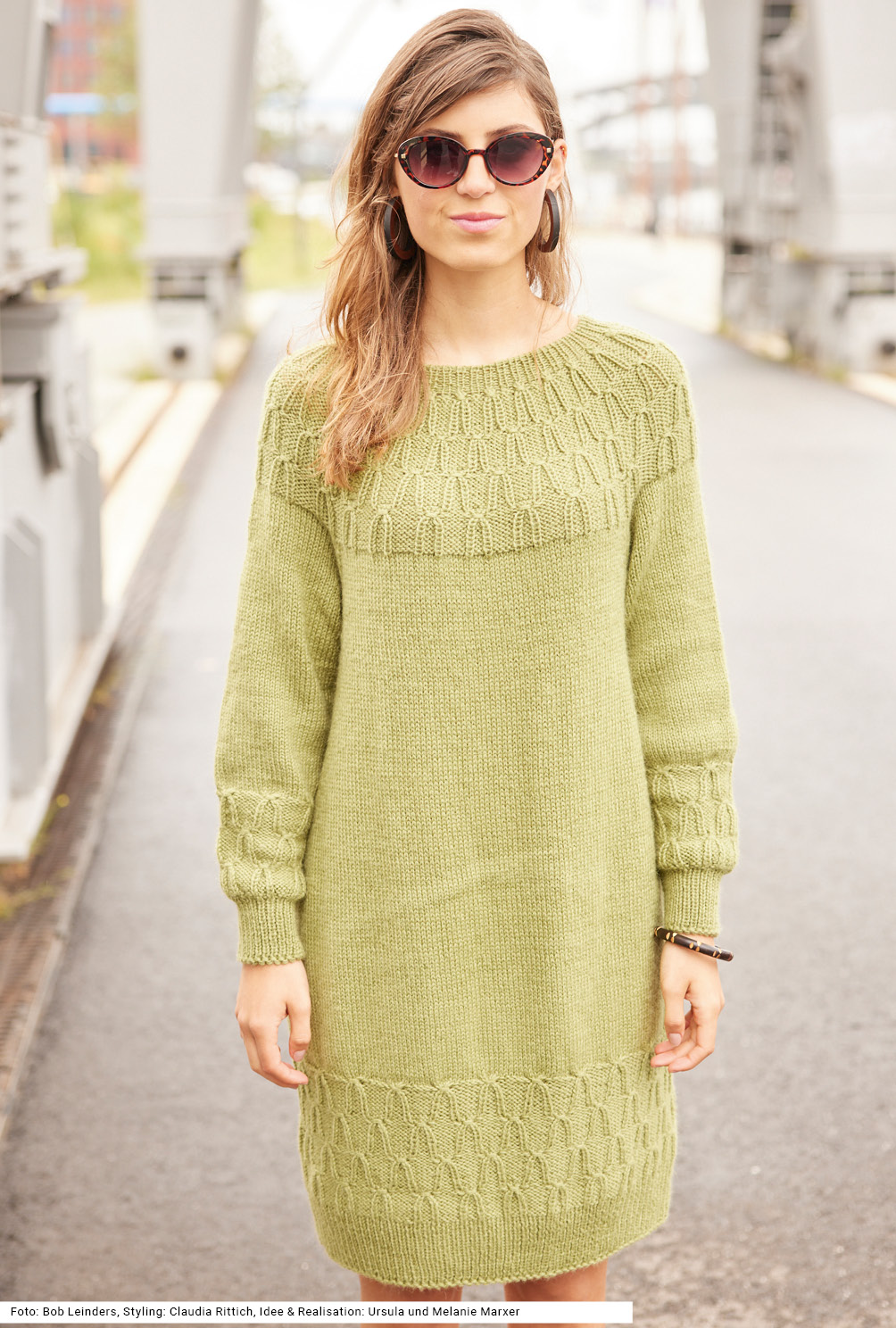 Modellansicht Bild 2: Kleid mit Rundpasse und Re-links-Muster in hellem Grün
