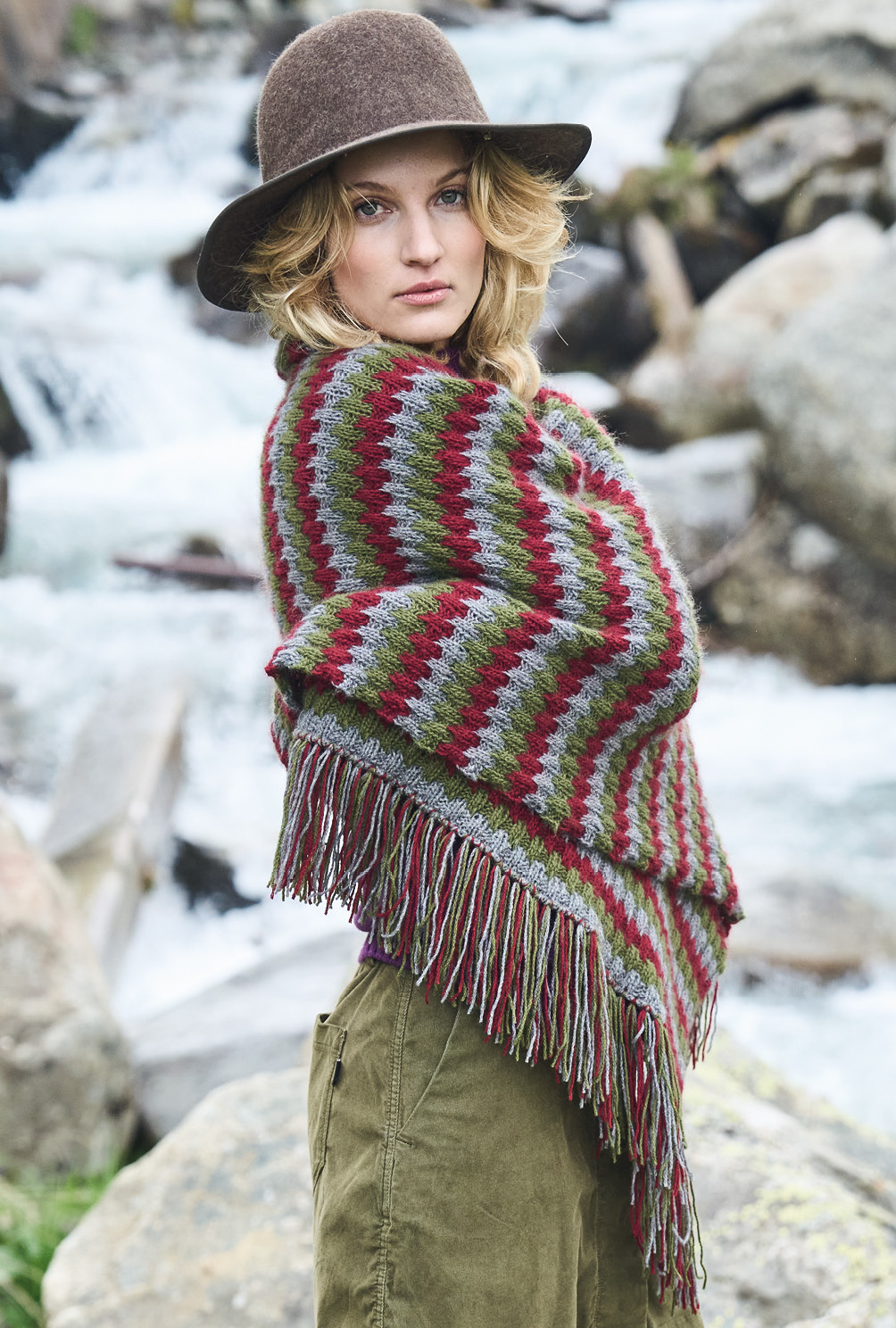 Modellansicht Bild 2: Stola im Hebemaschenmuster