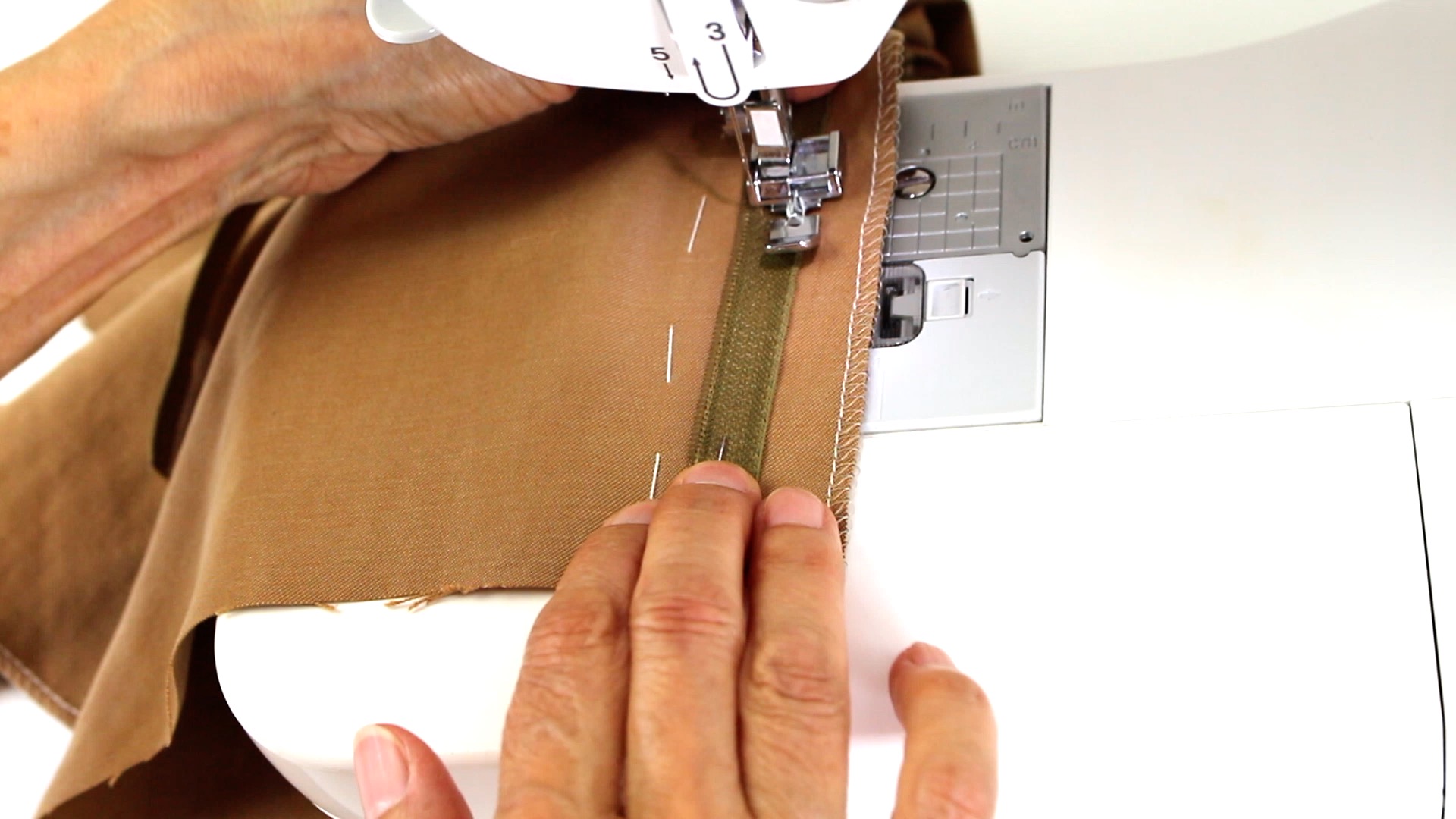 Brauner Stoff mit Zickzack-Muster, ordentlich genäht, DIY-Look; Naht wirkt handgefertigt, professionell.