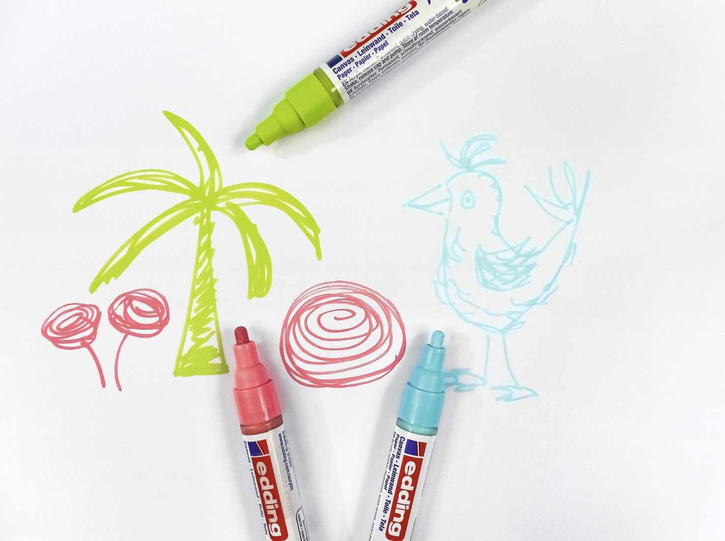 Lustige Zeichnungen mit neonfarbenen Stiften; Palmen und Vogel. DIY-Stil. Kreativ und spielerisch.