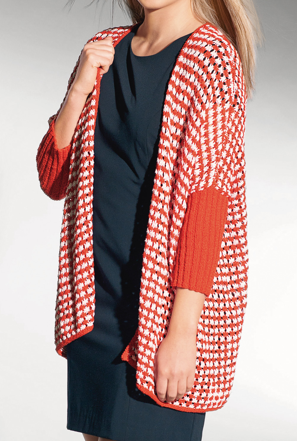 Modellansicht Bild 4: Gestreifte Oversize-Jacke mit rot-weißem Muster 