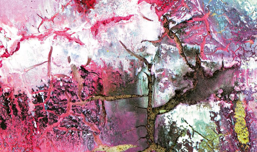 Leuchtende Pink- und Lilatöne, dynamische Spritzer, kunstvolles Cracking. Kreativ, ausdrucksstark, handgefertigt.