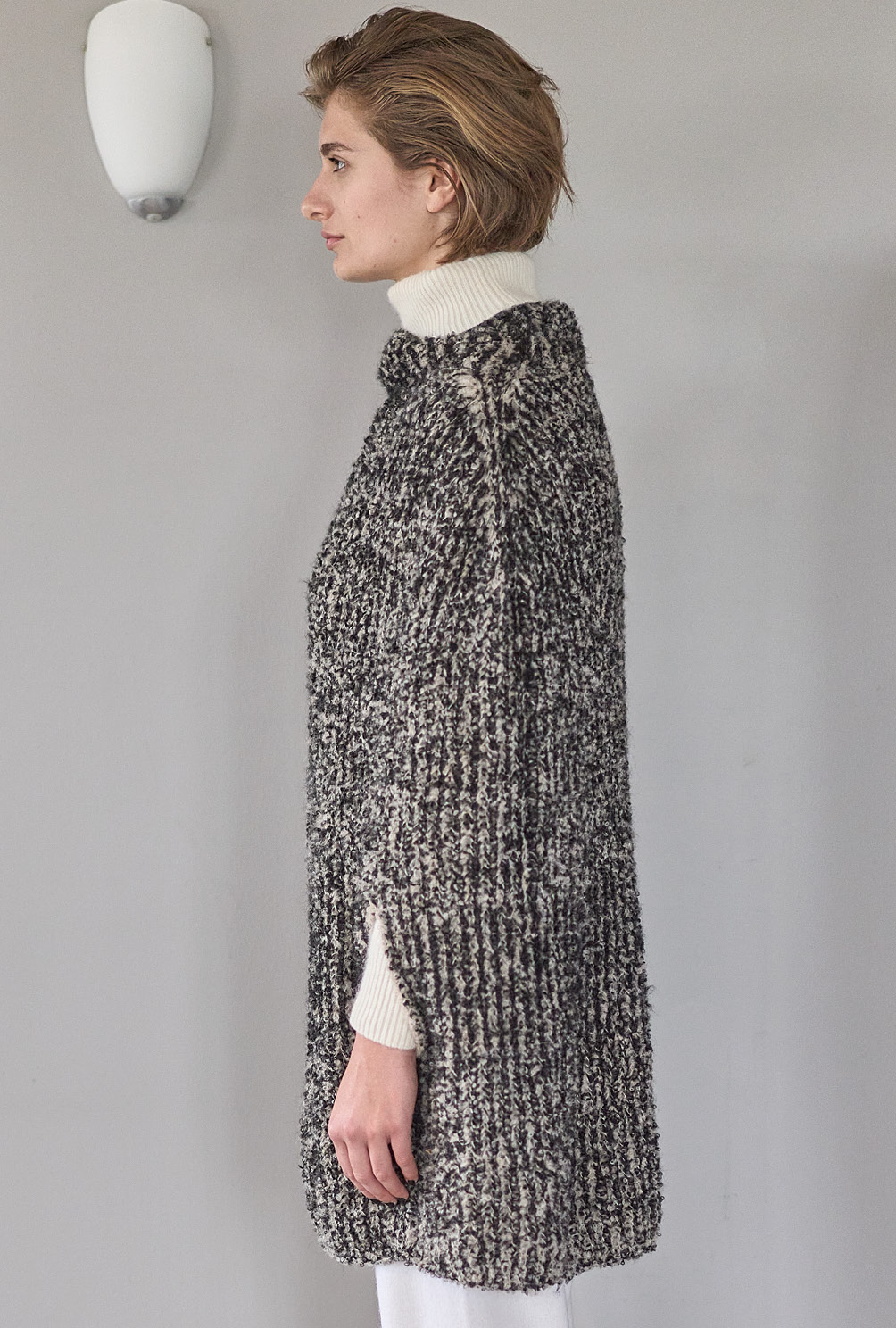 Modellansicht Bild 7: Zweifarbiger Poncho in Beige und Schwarz