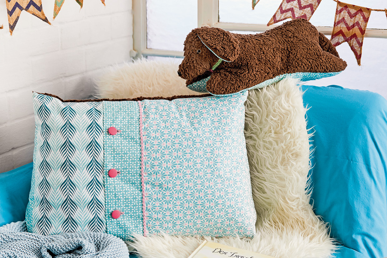 Genähtes Lesekissen und Nackenkissen aus Teddyplüsch und Baumwolle Modellansicht Bild 1: Genähtes Lesekissen und Nackenkissen aus Teddyplüsch und Baumwolle