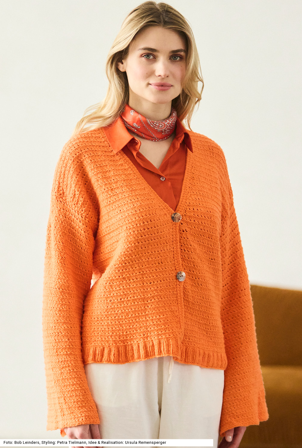 Modellansicht Bild 2: Jacke mit Trompetenärmeln