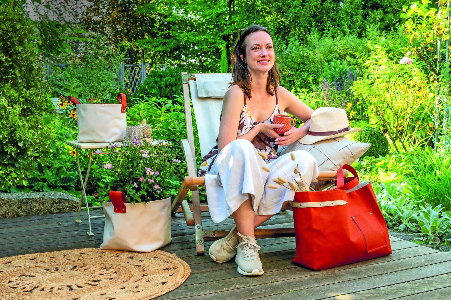 Luftiges, florales Kleid mit weißen, weiten Hosen. Akzente in Beige und Braun, kombiniert mit sportlichen Sneakern.