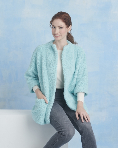Türkisfarbener Flausch-Cardigan, oversized Schnitt, ideal für DIY-Projekte. Modisch weich und lässig.