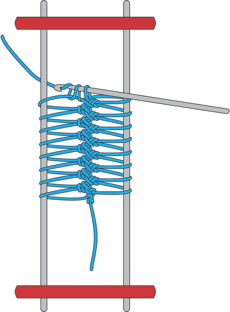 Blaues, dichtes Strickmuster auf silbernen Nadeln; einzigartiger DIY-Stil mit rotem Akzent.