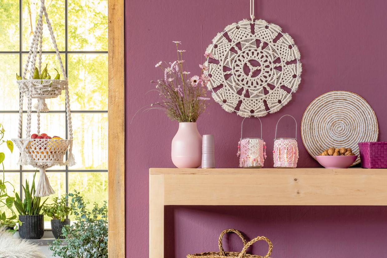Stylisches Makramee-Design in zarten Cremefarben; handgemachte Accessoires bringen DIY-Charme in den Raum.
