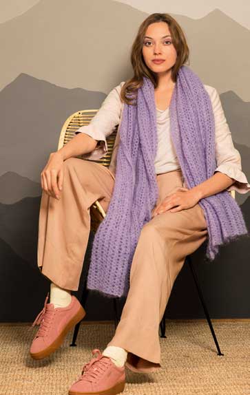 Lila Strickschal, beige weite Hose, rosa Sneaker. Modisch, handgemacht, stilvoll, gemütlich.