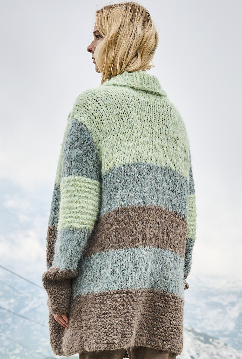 Modellansicht Bild 6: Gestreifte Jacke in Felloptik