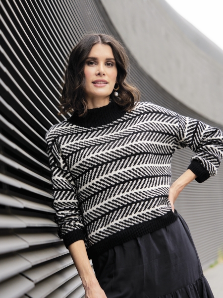 Schwarz-weißer Pulli mit Chevron-Muster, modisch gestrickt, lange Ärmel, betonte Säume, Strukturmix.
