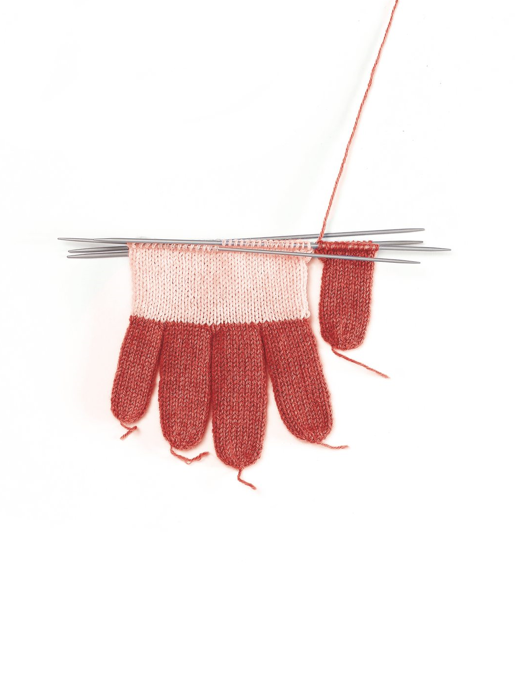 Zweifarbiger gestrickter Handhandschuh in Rosa und Rot, in handgemachtem, kreativem Design. Modische Handarbeit.