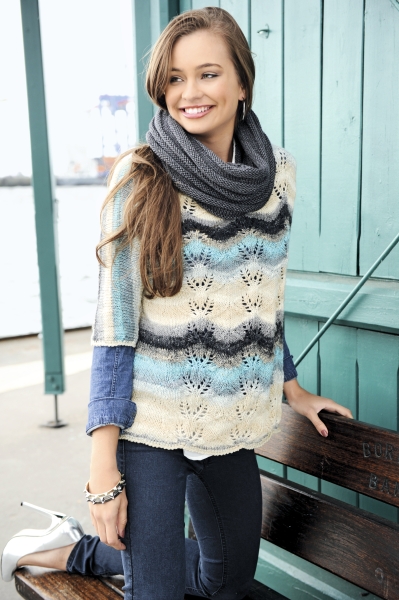 Modisches Stricktop mit Wellenmuster, Blautönen, über Denim. Diy-Charme mit grobgestricktem Schal, handgemacht.