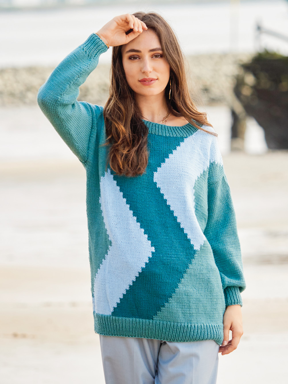 Modellansicht Bild 1: Intarsienpulli in Petrol und Mint