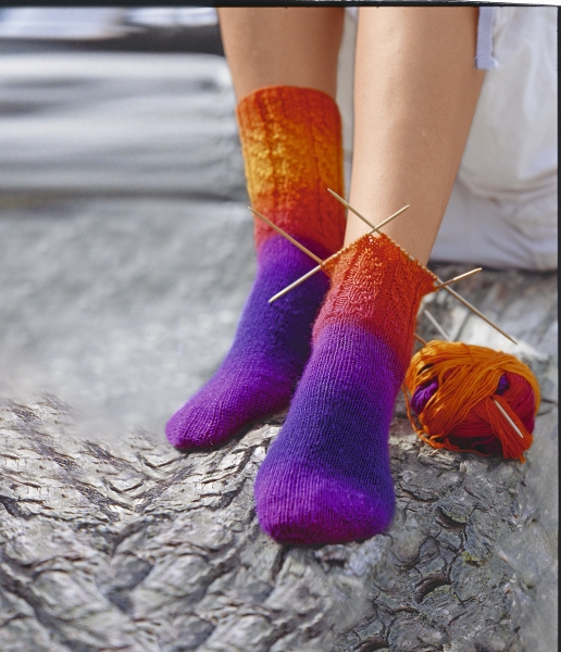 Strick-Socken in leuchtendem Ombre von Orange zu Lila. Selbstgemacht, kreativ, handgearbeiteter Hingucker.