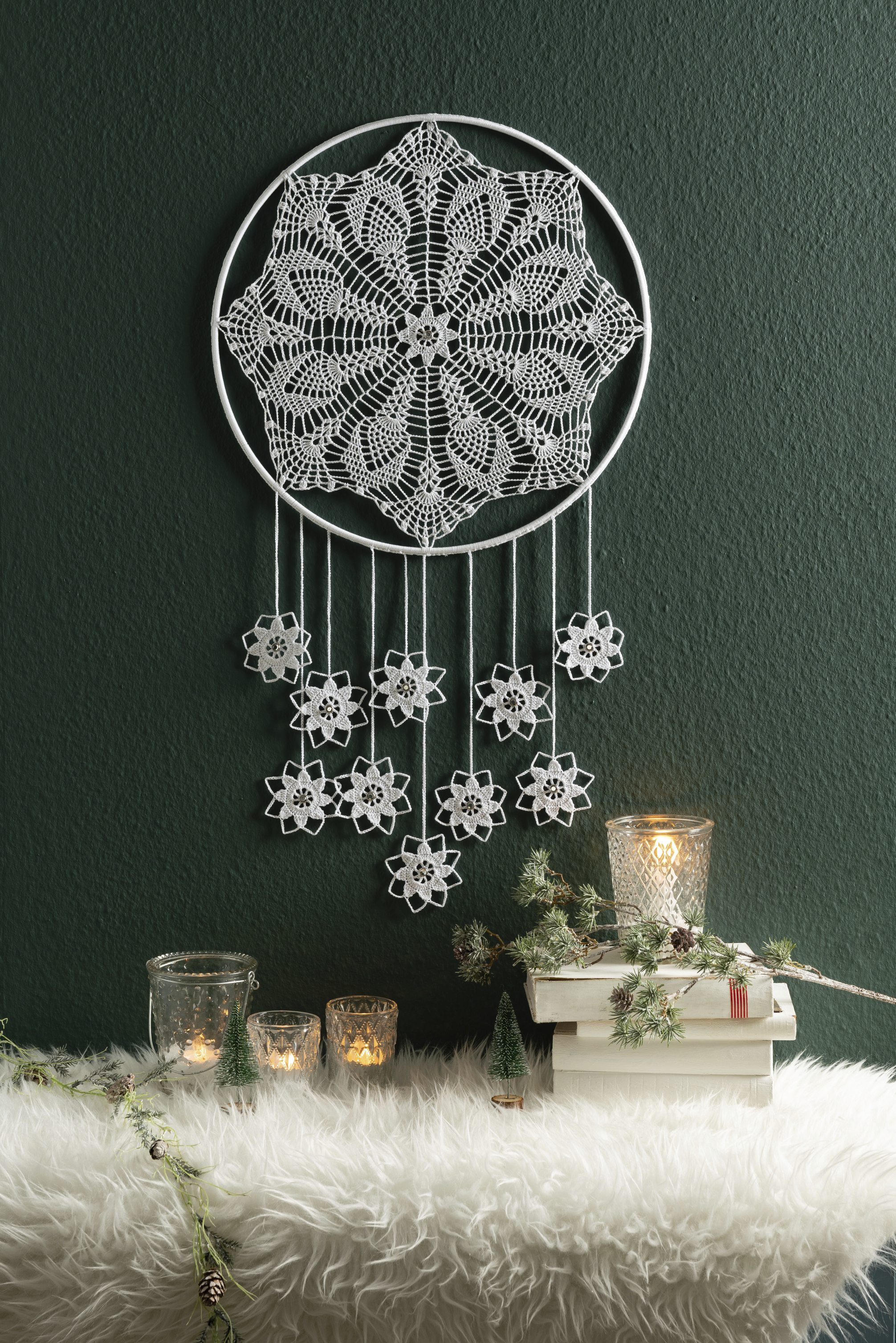 Weißes, handgemachtes Häkelmuster, zarte Blumenmotive, modisch und kunstvoll gefertigt.