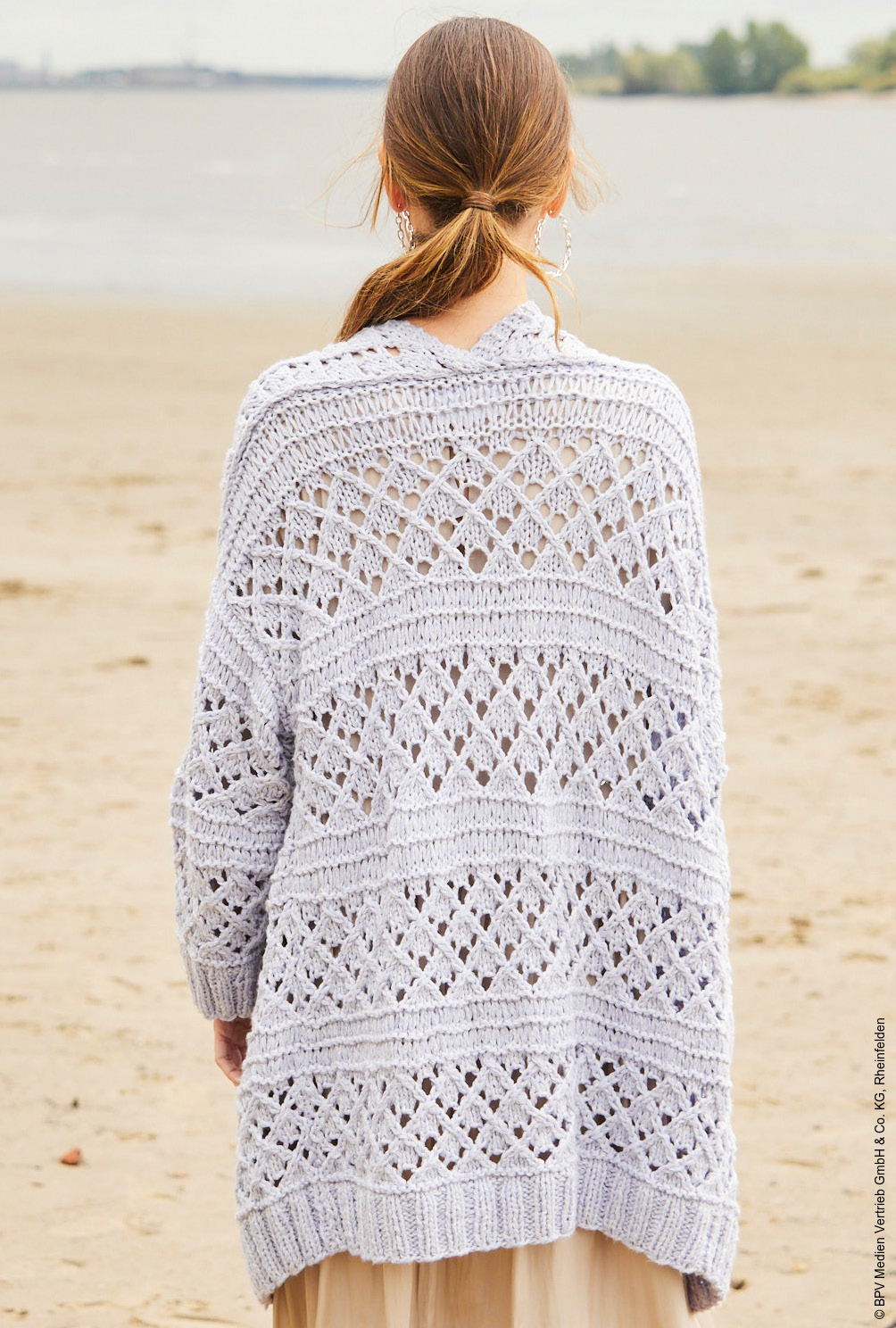 Modellansicht Bild 5: Verschlusslose Jacke mit Mustermix in Hellblau
