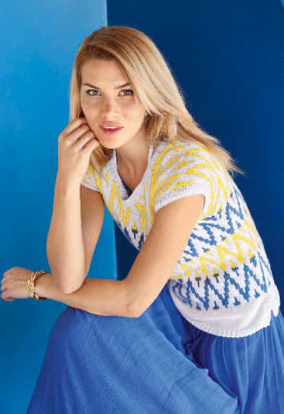 Modischer, handgemachter Pullover mit gelb-blauem Zickzack-Muster. Raffinierte Kombination aus strahlenden Farben.