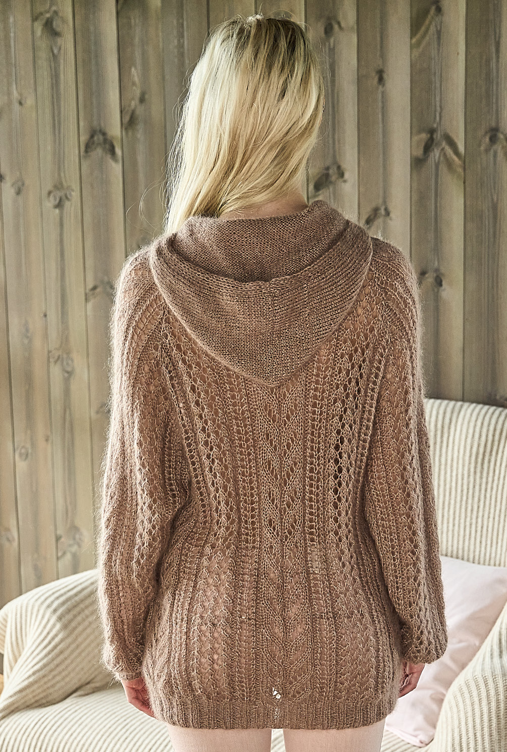 Modellansicht Bild 4: Raglanpulli mit Kapuze