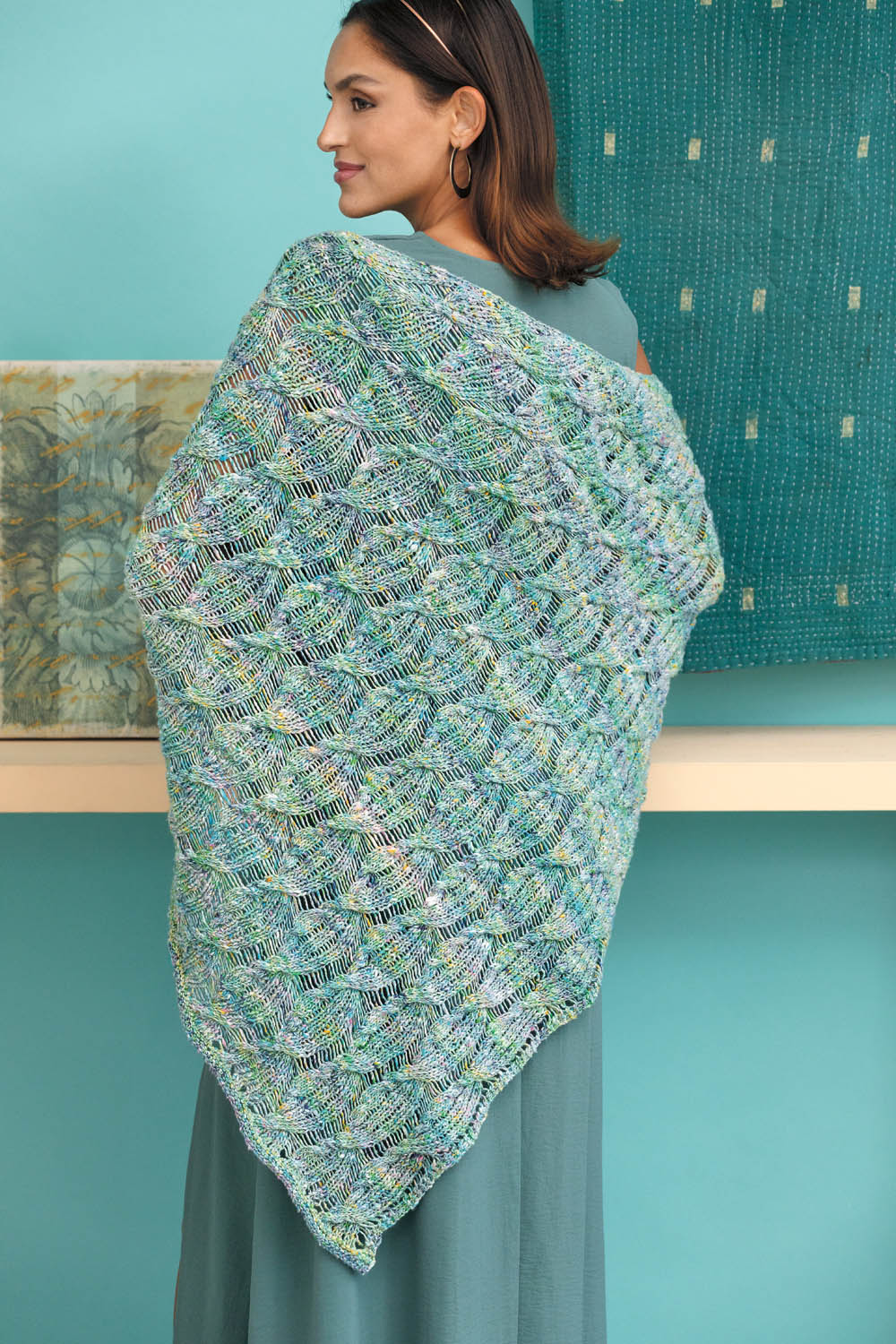 Modische Stola in Blau- und Grüntönen, mit zartem Wellenmuster, handgemacht, elegant, vielseitig.