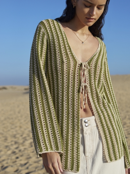 Streifenmuster, grün-beige, handgemachte Strickjacke mit Bindung und modischem V-Ausschnitt.