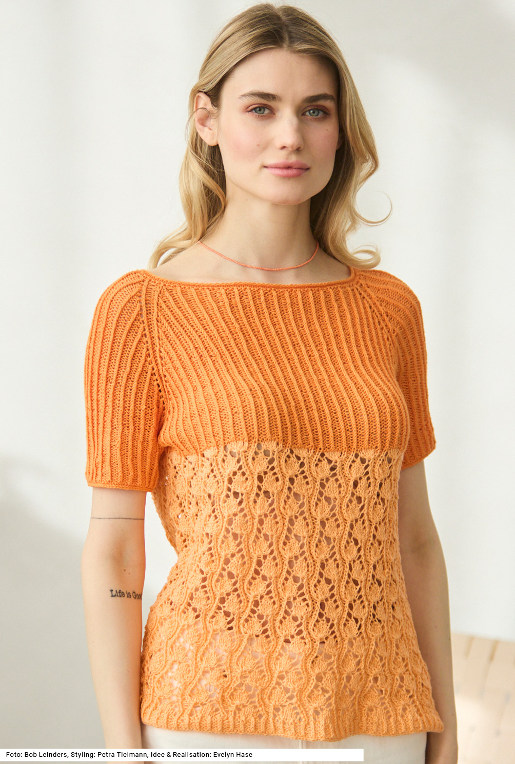 Modellansicht Bild 2: Raglanpullover und Tasche