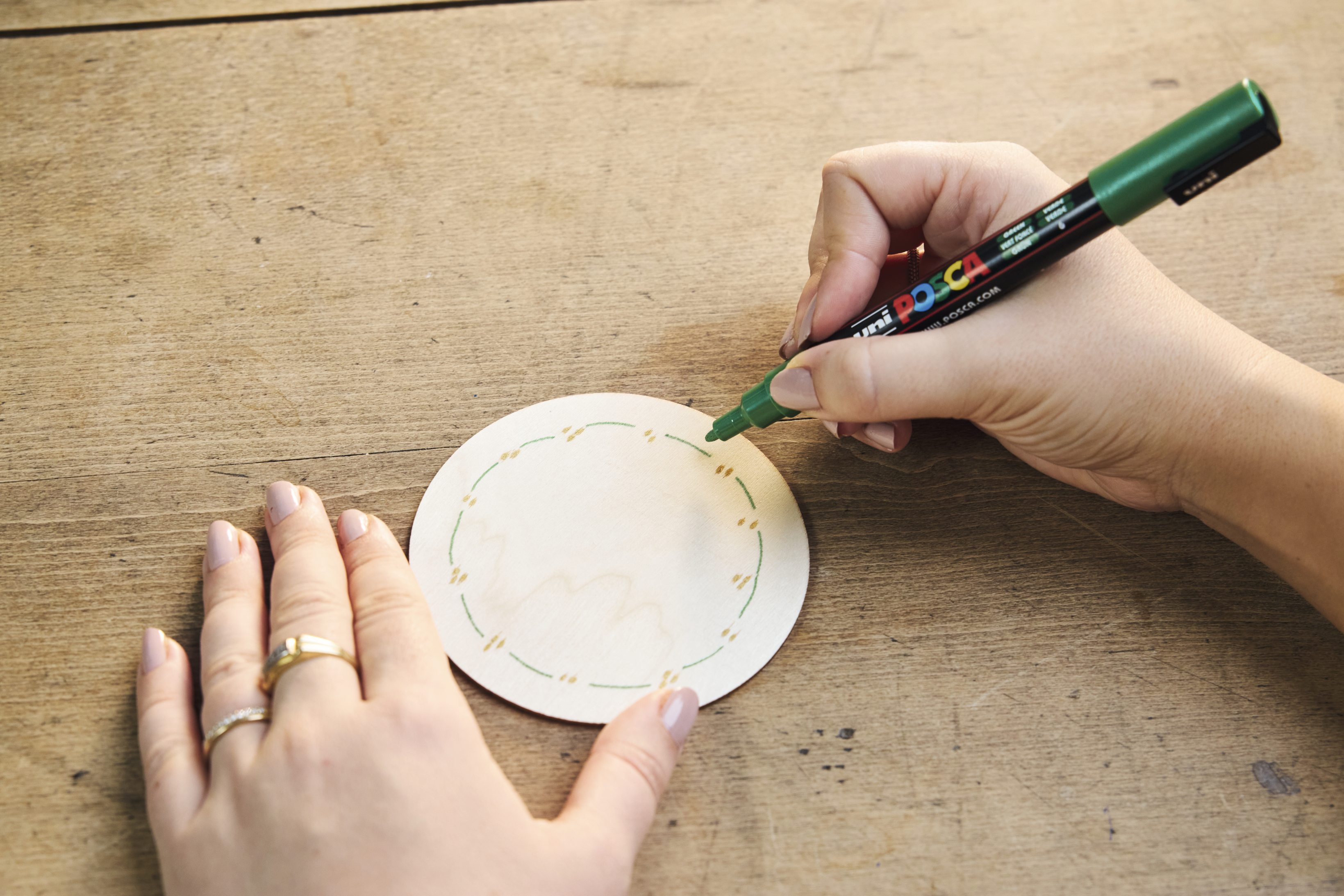 Schlichte Handarbeit: Runde Pappe mit grünem Marker bemalt, kreativ, selbstgemacht.