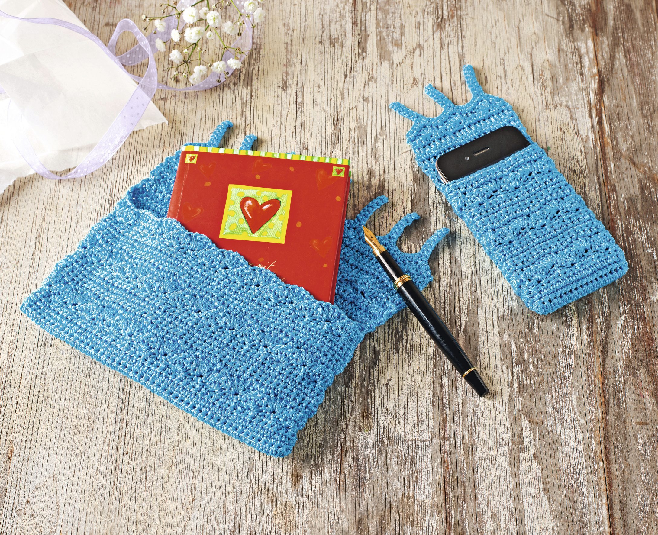 Blaue gehäkelte Hüllen, modisch mit Schlaufen, ideal für DIY-Liebhaber.