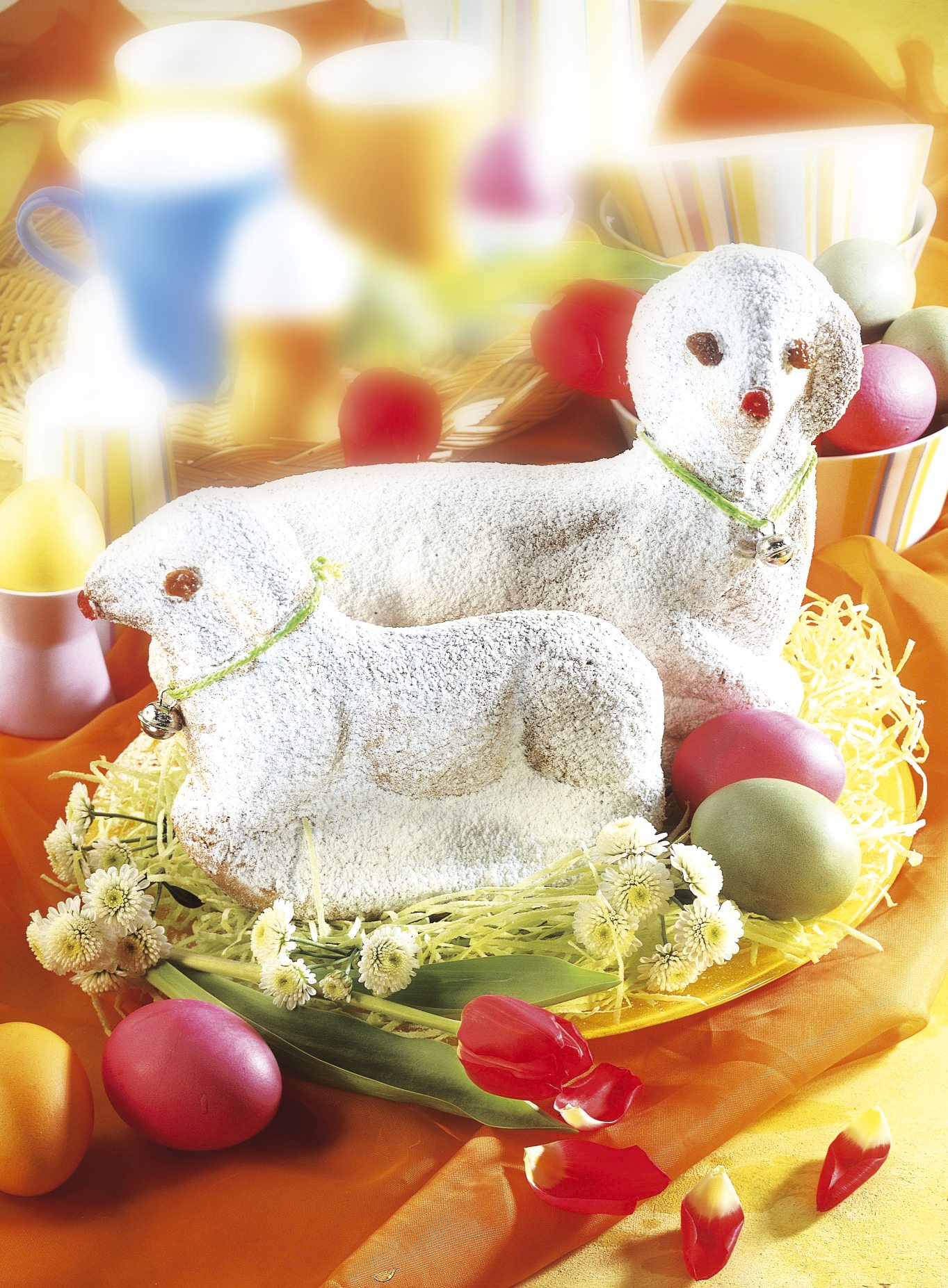 Gebackene Lämmchen mit Puderzuckerglasur, pastellfarbene Akzente, handgemacht, dekorativ, festlich arrangiert.