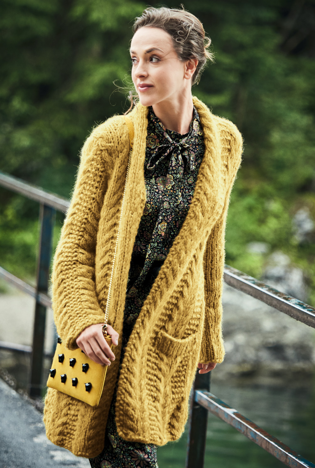 Modellansicht Bild 3: Langer Cardigan im Zopfmuster in Honiggelb