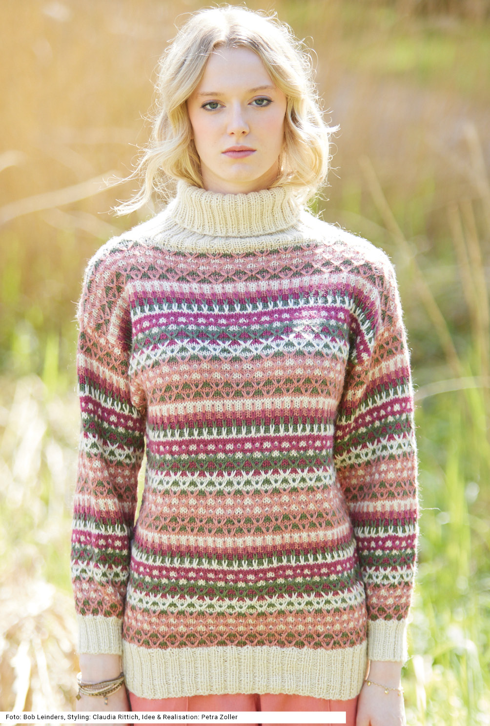 Modellansicht Bild 2: Pulli mit Hebemaschenmustern in Natur, Altrosa, Oliv und Rot